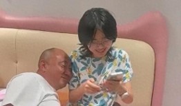 女儿爆料爸爸喝醉酒视频,爸爸醉酒失控瞬间，家庭温馨瞬间变尴尬现场